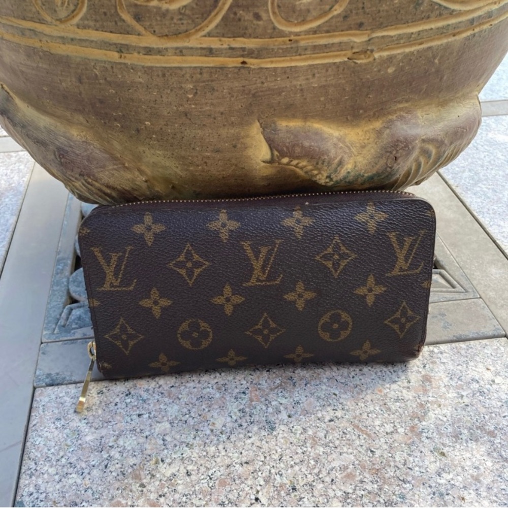 ✨Authentic Louis Vuitton zippy wallet✨